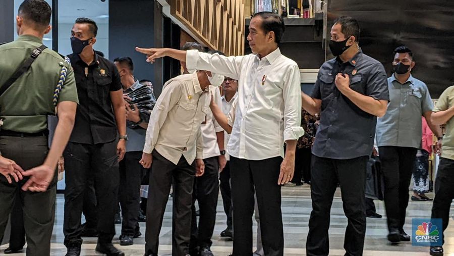 Presiden RI Joko Widodo (Jokowi) saat melakukan kunjungan ke Gedung Sarinah, Jakarta Pusat, Kamis (4/5/2023). (CNBC Indonesia/Emir Yanwardhana)