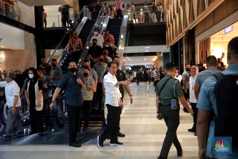 Presiden RI Joko Widodo (Jokowi) saat melakukan kunjungan ke Gedung Sarinah, Jakarta Pusat, Kamis (4/5/2023). (CNBC Indonesia/Muhammad Sabki)