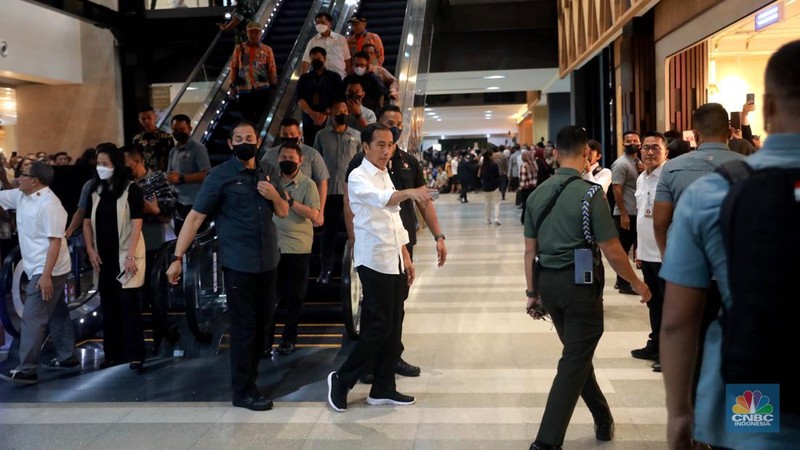 Presiden RI Joko Widodo (Jokowi) saat melakukan kunjungan ke Gedung Sarinah, Jakarta Pusat, Kamis (4/5/2023). (CNBC Indonesia/Muhammad Sabki)