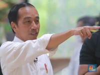 Usai dari Tanah Abang, Jokowi Selfie dengan Warga di Sarinah