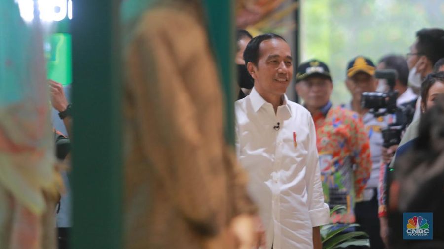 Presiden RI Joko Widodo (Jokowi) saat melakukan kunjungan ke Gedung Sarinah, Jakarta Pusat, Kamis (4/5/2023). (CNBC Indonesia/Muhammad Sabki)