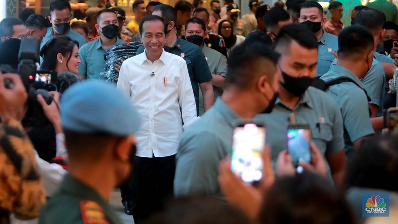 Presiden RI Joko Widodo (Jokowi) saat melakukan kunjungan ke Gedung Sarinah, Jakarta Pusat, Kamis (4/5/2023). (CNBC Indonesia/Muhammad Sabki)