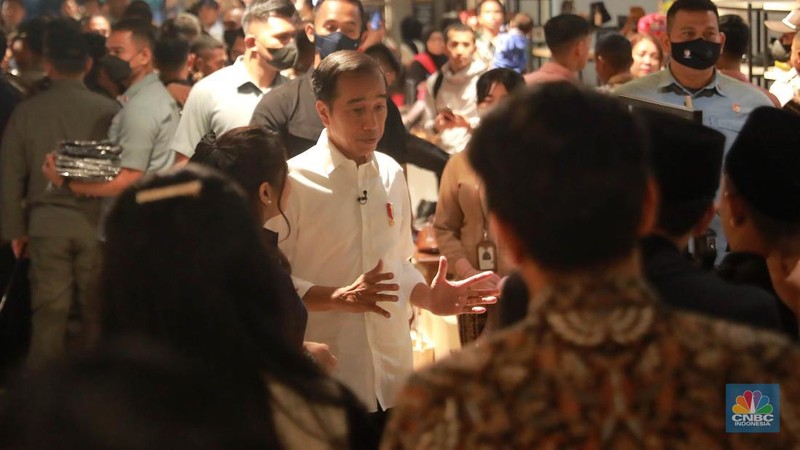 Presiden RI Joko Widodo (Jokowi) saat melakukan kunjungan ke Gedung Sarinah, Jakarta Pusat, Kamis (4/5/2023). (CNBC Indonesia/Muhammad Sabki)