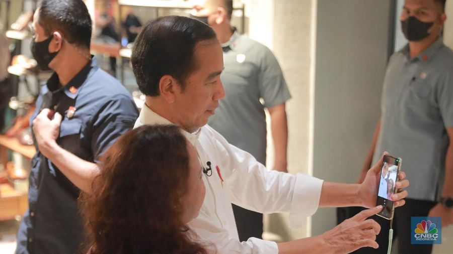 Presiden RI Joko Widodo (Jokowi) saat melakukan kunjungan ke Gedung Sarinah, Jakarta Pusat, Kamis (4/5/2023). (CNBC Indonesia/Muhammad Sabki)