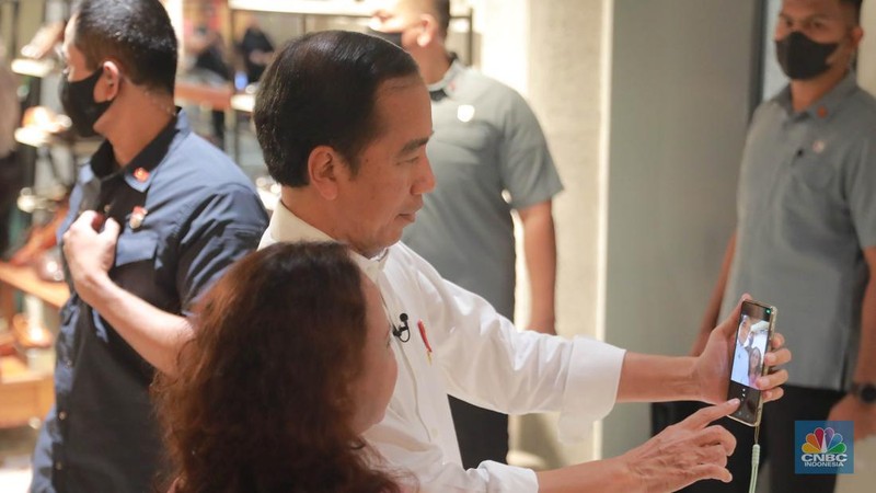 Presiden RI Joko Widodo (Jokowi) saat melakukan kunjungan ke Gedung Sarinah, Jakarta Pusat, Kamis (4/5/2023). (CNBC Indonesia/Muhammad Sabki)