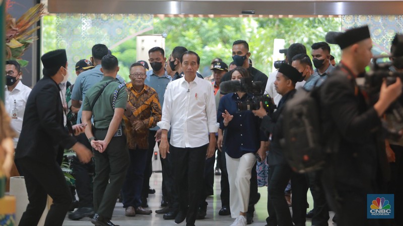 Presiden RI Joko Widodo (Jokowi) saat melakukan kunjungan ke Gedung Sarinah, Jakarta Pusat, Kamis (4/5/2023). (CNBC Indonesia/Muhammad Sabki) Presiden RI Joko Widodo (Jokowi) saat melakukan kunjungan ke Gedung Sarinah, Jakarta Pusat, Kamis (4/5/2023). (CNBC Indonesia/Muhammad Sabki)