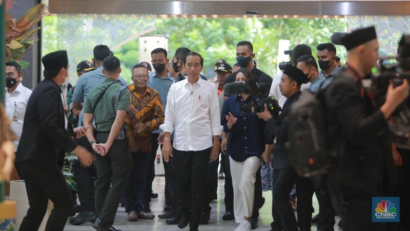Presiden RI Joko Widodo (Jokowi) saat melakukan kunjungan ke Gedung Sarinah, Jakarta Pusat, Kamis (4/5/2023). (CNBC Indonesia/Muhammad Sabki)
