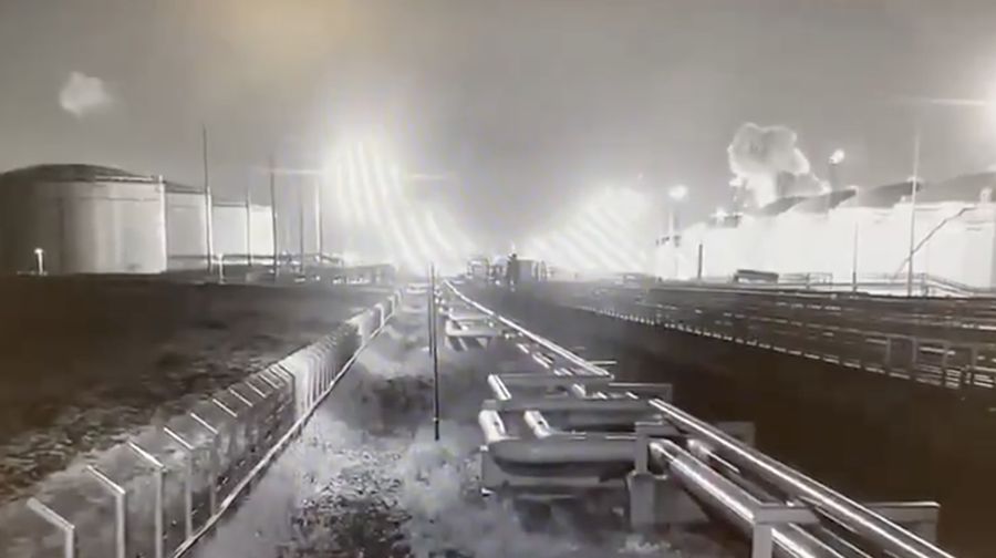 Rekaman CCTV jelas dari serangan Drone UAV di fasilitas bahan bakar di Krasnodar Krai Rusia. Narator mengklaim drone pertama ditembak jatuh oleh rudal s2a dan rudal lain tidak mengejar drone kedua yang menabrak tangki minyak. (Tangkapan Layar Video Twitter @EuromaidanPress)