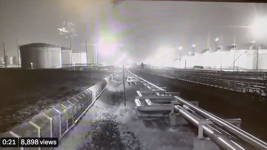 Rekaman CCTV jelas dari serangan Drone UAV di fasilitas bahan bakar di Krasnodar Krai Rusia. Narator mengklaim drone pertama ditembak jatuh oleh rudal s2a dan rudal lain tidak mengejar drone kedua yang menabrak tangki minyak. (Tangkapan Layar Video Twitter @EuromaidanPress)