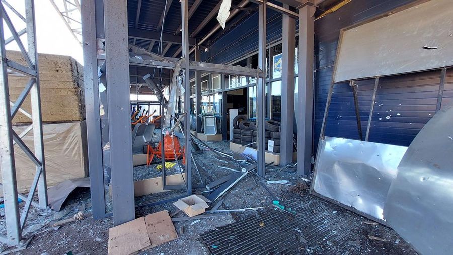 Reruntuhan terlihat di hypermarket yang hancur di kota Kherson, Ukraina selatan, pada 3 Mei 2023, di tengah invasi Rusia ke Ukraina. - Pengumuman bahwa Kherson akan berada di bawah jam malam dari malam tanggal 5 Mei 2023 hingga pagi hari tanggal 8 Mei 2023, datang ketika para pejabat mengatakan tiga orang tewas dan lima lainnya luka-luka dalam serangan Rusia di satu-satunya hypermarket Kherson yang berfungsi pada hari Rabu. (DINA PLETENCHUK/AFP via Getty Images)
