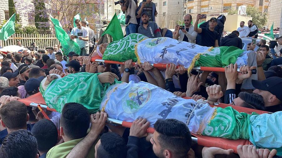 Ribuan warga menghadiri pemakaman Muaz Misri, Ibrahim Cebir dan Hasan Katnani di kota Nablus, Tepi Barat, Kamis (4/5/2023). (Anadolu Agency via Getty Images)