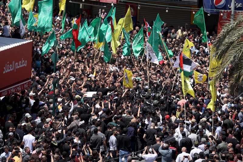 Ribuan warga menghadiri pemakaman Muaz Misri, Ibrahim Cebir dan Hasan Katnani di kota Nablus, Tepi Barat, Kamis (4/5/2023). (Anadolu Agency via Getty Images)
