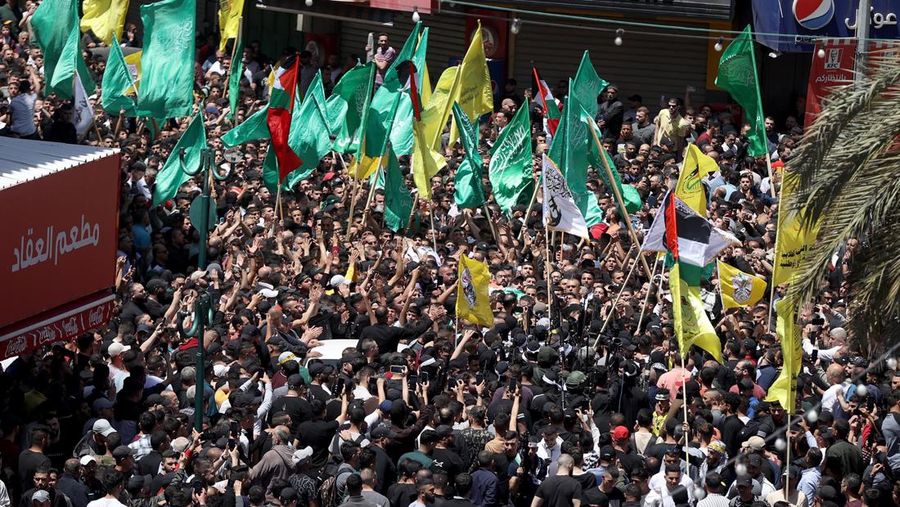 Ribuan warga menghadiri pemakaman Muaz Misri, Ibrahim Cebir dan Hasan Katnani di kota Nablus, Tepi Barat, Kamis (4/5/2023). (Anadolu Agency via Getty Images)