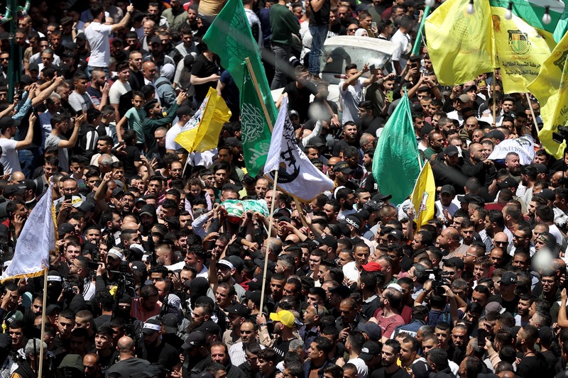 Ribuan warga menghadiri pemakaman Muaz Misri, Ibrahim Cebir dan Hasan Katnani di kota Nablus, Tepi Barat, Kamis (4/5/2023). (Anadolu Agency via Getty Images)