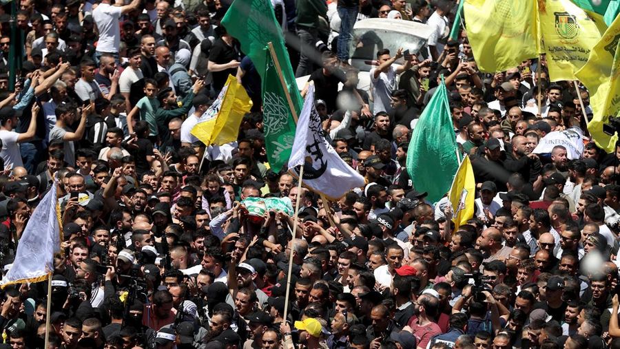 Ribuan warga menghadiri pemakaman Muaz Misri, Ibrahim Cebir dan Hasan Katnani di kota Nablus, Tepi Barat, Kamis (4/5/2023). (Anadolu Agency via Getty Images)