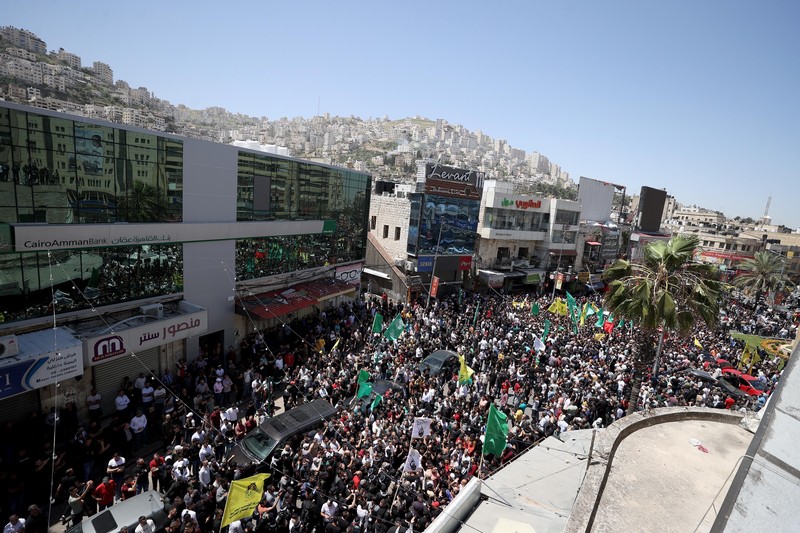 Ribuan warga menghadiri pemakaman Muaz Misri, Ibrahim Cebir dan Hasan Katnani di kota Nablus, Tepi Barat, Kamis (4/5/2023). (Anadolu Agency via Getty Images)