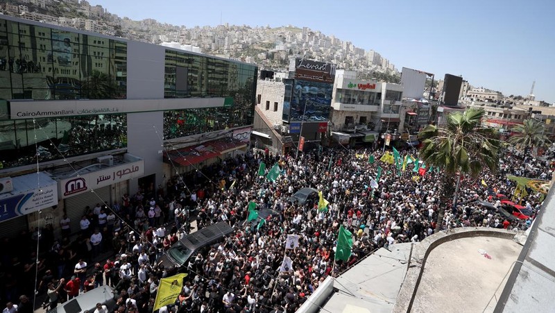 Ribuan warga menghadiri pemakaman Muaz Misri, Ibrahim Cebir dan Hasan Katnani di kota Nablus, Tepi Barat, Kamis (4/5/2023). (Anadolu Agency via Getty Images)