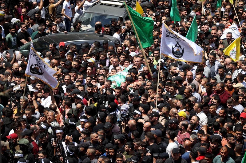 Ribuan warga menghadiri pemakaman Muaz Misri, Ibrahim Cebir dan Hasan Katnani di kota Nablus, Tepi Barat, Kamis (4/5/2023). (Anadolu Agency via Getty Images)