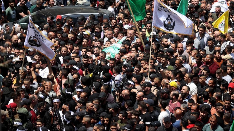Ribuan warga menghadiri pemakaman Muaz Misri, Ibrahim Cebir dan Hasan Katnani di kota Nablus, Tepi Barat, Kamis (4/5/2023). (Anadolu Agency via Getty Images)
