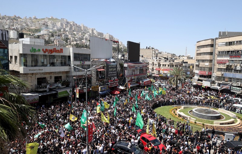 Ribuan warga menghadiri pemakaman Muaz Misri, Ibrahim Cebir dan Hasan Katnani di kota Nablus, Tepi Barat, Kamis (4/5/2023). (Anadolu Agency via Getty Images)