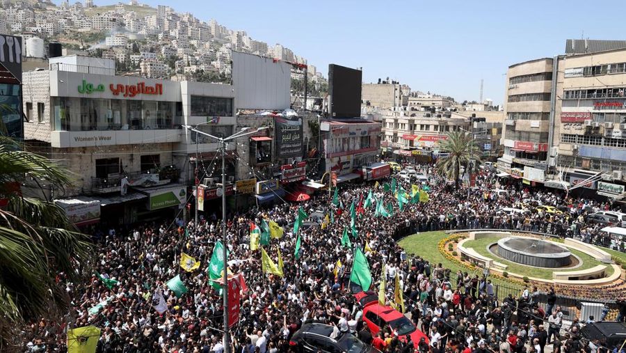 Ribuan warga menghadiri pemakaman Muaz Misri, Ibrahim Cebir dan Hasan Katnani di kota Nablus, Tepi Barat, Kamis (4/5/2023). (Anadolu Agency via Getty Images)