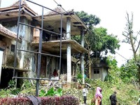 Geger Rumah Dokter Wayan yang Terbengkalai & Penuh Sampah