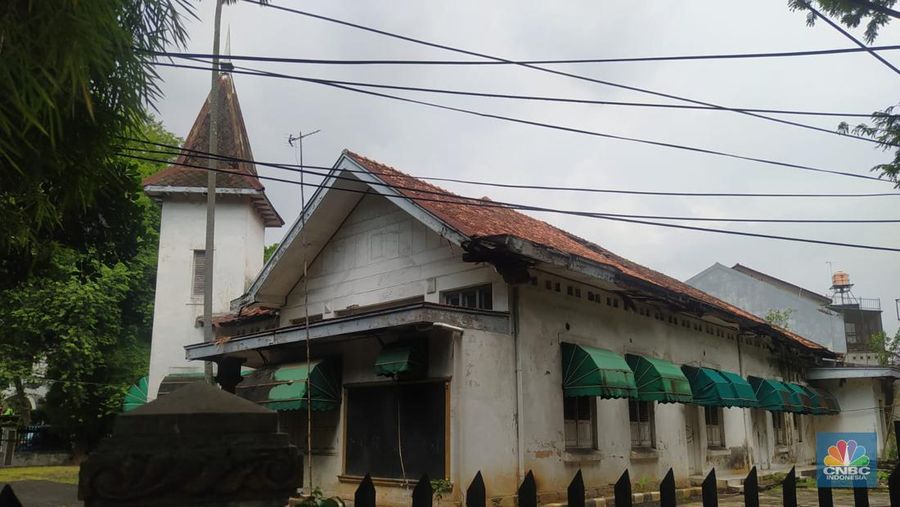 Salah satu rumah kosong terbengkalai di kawasan elite Menteng, Jakarta Pusat. (CNBC Indonesia/Martyasari Rizky)