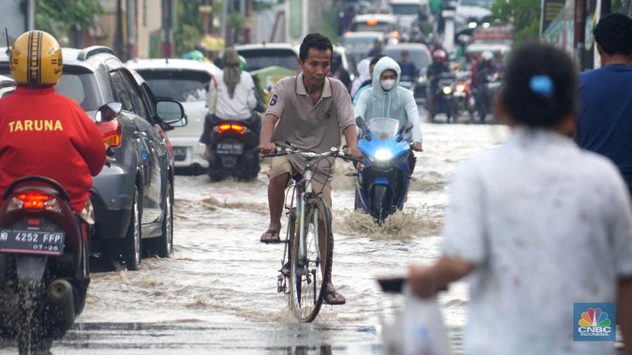 Sejumlah kendaraan terjebak macet di Kawasan Pondok Gede Bekasi Jawa Barat, Kamis, (4/5). (CNBC Indonesia/Muhammad Sabki)