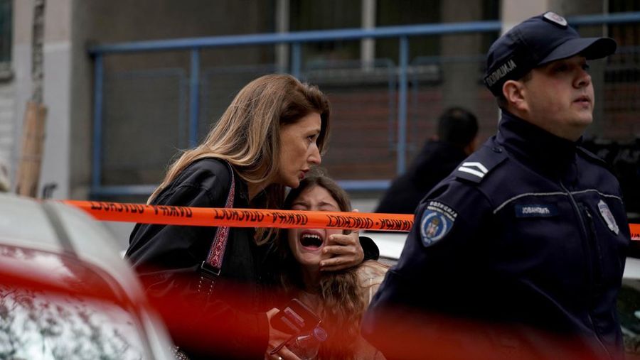 Jenazah para korban dibawa pergi di sekolah dasar 'Vladislav Ribnikar' pada 3 Mei 2023 di Beograd, Serbia. Setidaknya delapan siswa dan seorang penjaga keamanan tewas dalam penembakan pagi ini di sekolah tersebut. Seorang remaja laki-laki kemudian ditangkap sehubungan dengan serangan itu. (Srdjan Stevanovic/Getty Images)