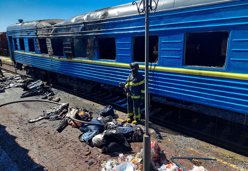 Reruntuhan terlihat di hypermarket yang hancur di kota Kherson, Ukraina selatan, pada 3 Mei 2023, di tengah invasi Rusia ke Ukraina. Reruntuhan terlihat di hypermarket yang hancur di kota Kherson, Ukraina selatan, pada 3 Mei 2023, di tengah invasi Rusia ke Ukraina. - Pengumuman bahwa Kherson akan berada di bawah jam malam dari malam tanggal 5 Mei 2023 hingga pagi hari tanggal 8 Mei 2023, datang ketika para pejabat mengatakan tiga orang tewas dan lima lainnya luka-luka dalam serangan Rusia di satu-satunya hypermarket Kherson yang berfungsi pada hari Rabu. (DINA PLETENCHUK/AFP via Getty Images)