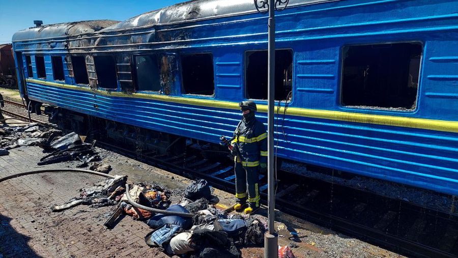 Reruntuhan terlihat di hypermarket yang hancur di kota Kherson, Ukraina selatan, pada 3 Mei 2023, di tengah invasi Rusia ke Ukraina. - Pengumuman bahwa Kherson akan berada di bawah jam malam dari malam tanggal 5 Mei 2023 hingga pagi hari tanggal 8 Mei 2023, datang ketika para pejabat mengatakan tiga orang tewas dan lima lainnya luka-luka dalam serangan Rusia di satu-satunya hypermarket Kherson yang berfungsi pada hari Rabu. (DINA PLETENCHUK/AFP via Getty Images)