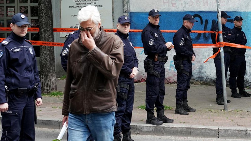 Jenazah para korban dibawa pergi di sekolah dasar 'Vladislav Ribnikar' pada 3 Mei 2023 di Beograd, Serbia. Setidaknya delapan siswa dan seorang penjaga keamanan tewas dalam penembakan pagi ini di sekolah tersebut. Seorang remaja laki-laki kemudian ditangkap sehubungan dengan serangan itu. (Srdjan Stevanovic/Getty Images)