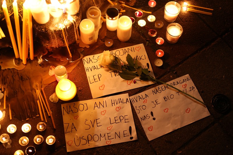 Seorang wanita mnaruh boneka saat menghadiri aksi menyalakan lilin dan tabur bunga pasca tragedi penembakan pada Sekolah Dasar di Kota Belgrade, Serbia, Rabu (3/5/2023) malam. Seorang wanita mnaruh boneka saat menghadiri aksi menyalakan lilin dan tabur bunga pasca tragedi penembakan pada Sekolah Dasar di Kota Belgrade, Serbia, Rabu (3/5/2023) malam. (REUTERS/Antonio Bronic)