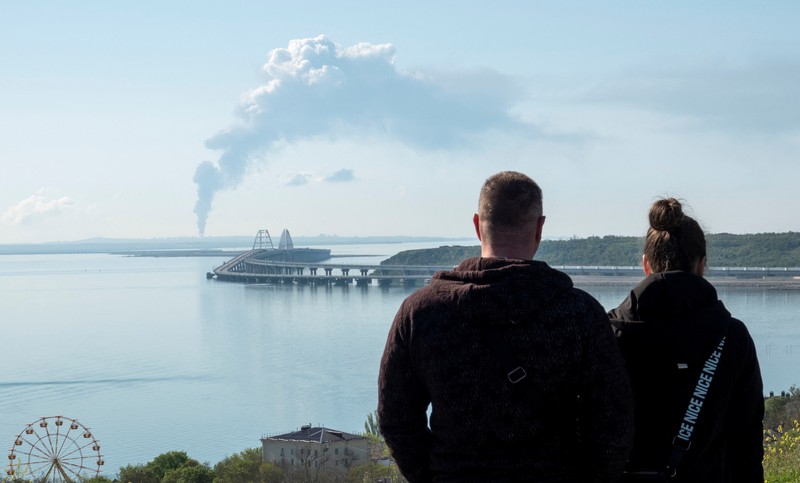 Petugas memadamkan kilang minyak yang terbakar menggunakan pesawat tanpa awak di Krimea, Ukraina, Rabu (3/5/2023) waktu setempat. Petugas memadamkan kilang minyak yang terbakar menggunakan pesawat tanpa awak di Karasnodar, Rusia, Rabu (3/5/2023) waktu setempat. (Russian Emergency Ministry Press Service via AP)