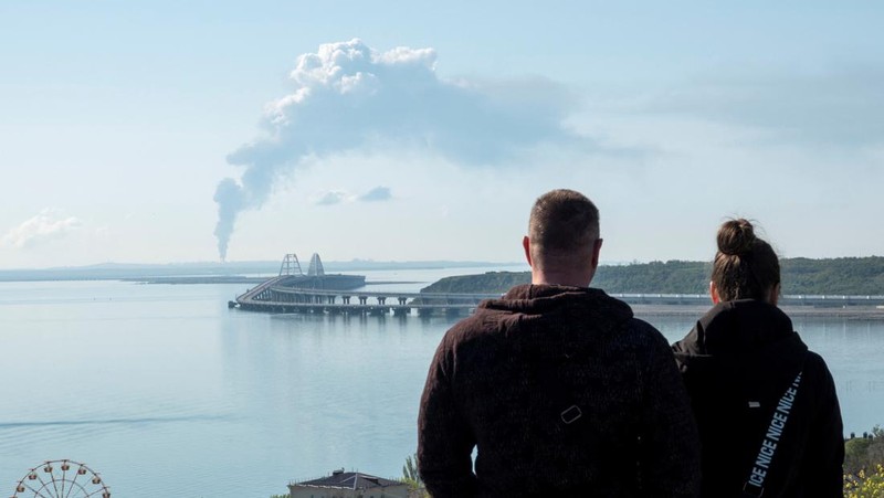 Petugas memadamkan kilang minyak yang terbakar menggunakan pesawat tanpa awak di Karasnodar, Rusia, Rabu (3/5/2023) waktu setempat. (Russian Emergency Ministry Press Service via AP)