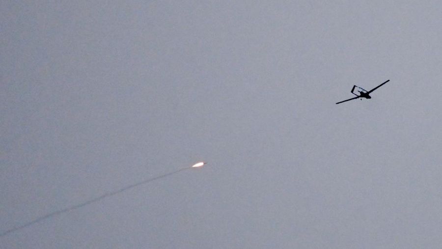 Angkatan Udara Ukraina mengakui menjatuhkan sendiri pesawat tak berawak atau drone di atas wilayah Ibu Kota Kiev. (AFP via Getty Images/SERGEI SUPINSKY)