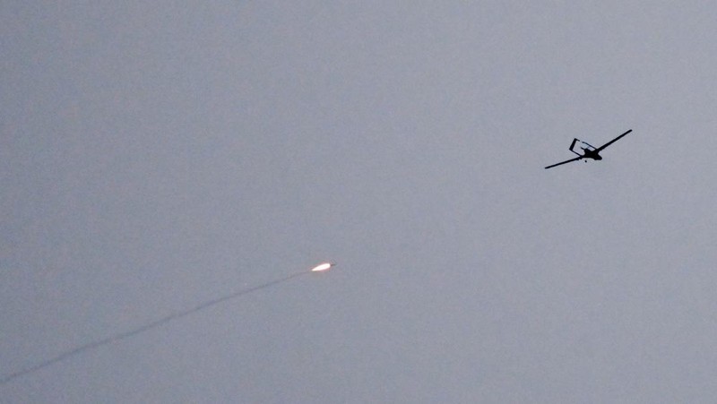 Angkatan Udara Ukraina mengakui menjatuhkan sendiri pesawat tak berawak atau drone di atas wilayah Ibu Kota Kiev. (AFP via Getty Images/SERGEI SUPINSKY)