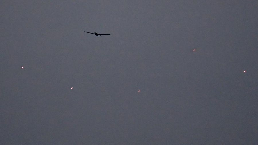 Angkatan Udara Ukraina mengakui menjatuhkan sendiri pesawat tak berawak atau drone di atas wilayah Ibu Kota Kiev. (AFP via Getty Images/SERGEI SUPINSKY)