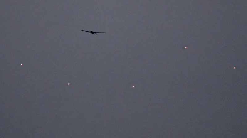 Angkatan Udara Ukraina mengakui menjatuhkan sendiri pesawat tak berawak atau drone di atas wilayah Ibu Kota Kiev. (AFP via Getty Images/SERGEI SUPINSKY)
