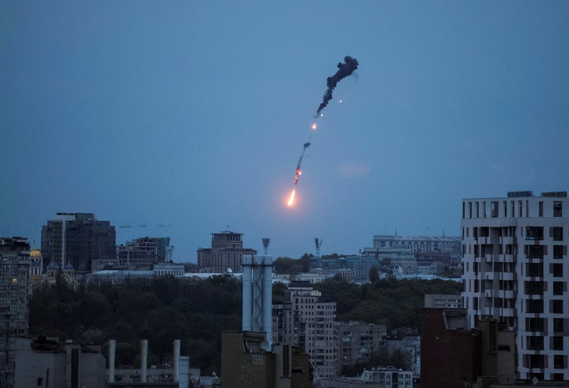 Angkatan Udara Ukraina mengakui menjatuhkan sendiri pesawat tak berawak atau drone di atas wilayah Ibu Kota Kiev. (AFP via Getty Images/SERGEI SUPINSKY) Angkatan Udara Ukraina mengakui menjatuhkan sendiri pesawat tak berawak atau drone di atas wilayah Ibu Kota Kiev. (AFP via Getty Images/SERGEI SUPINSKY)