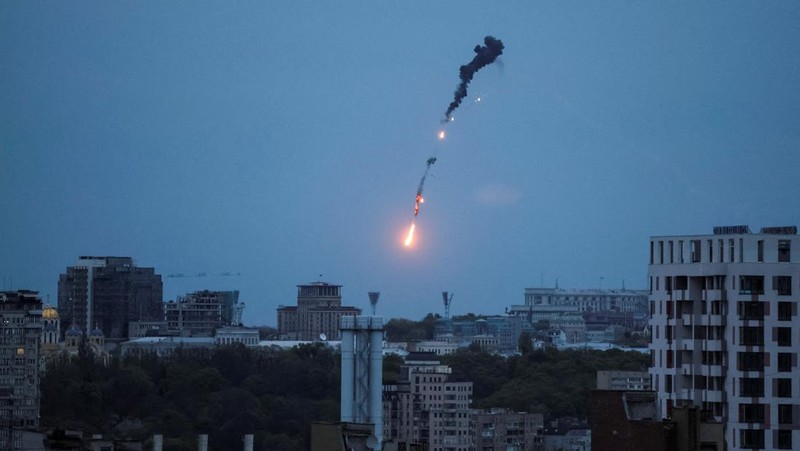 Angkatan Udara Ukraina mengakui menjatuhkan sendiri pesawat tak berawak atau drone di atas wilayah Ibu Kota Kiev. (AFP via Getty Images/SERGEI SUPINSKY)