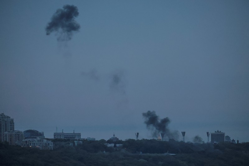 Angkatan Udara Ukraina mengakui menjatuhkan sendiri pesawat tak berawak atau drone di atas wilayah Ibu Kota Kiev. (AFP via Getty Images/SERGEI SUPINSKY)