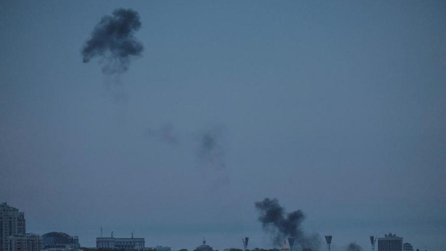 Angkatan Udara Ukraina mengakui menjatuhkan sendiri pesawat tak berawak atau drone di atas wilayah Ibu Kota Kiev. (AFP via Getty Images/SERGEI SUPINSKY)