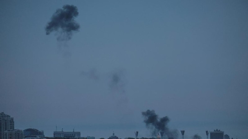 Angkatan Udara Ukraina mengakui menjatuhkan sendiri pesawat tak berawak atau drone di atas wilayah Ibu Kota Kiev. (AFP via Getty Images/SERGEI SUPINSKY)