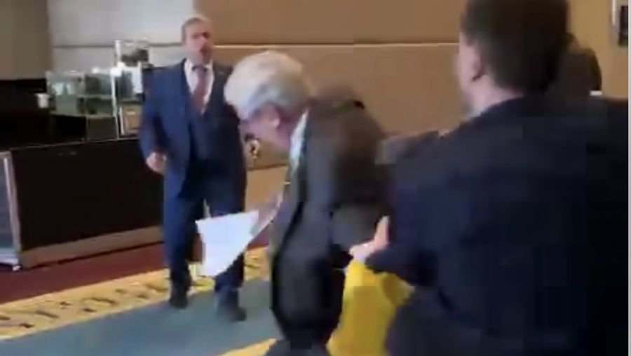 Delegasi Ukraina meninju wajah seorang Oleksandr Marikovski delegasi Rusia di sela-sela pertemuan negara-negara Laut Hitam di ibu kota Turki, Ankara, Kamis (4/5/2023). (Tangakaoan Layar Facebook)