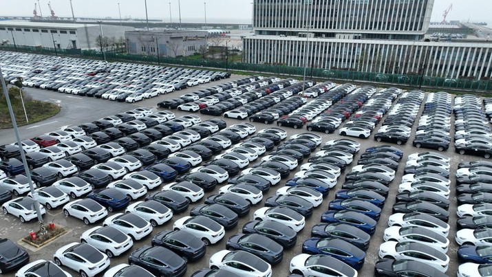 Foto udara menalpilkan mobil listrik Tesla yang akan dikirim terparkir di Pelabuhan Nangang, Shanghai, China. (VCG via Getty Images)