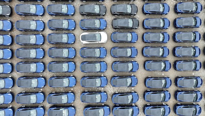 Foto udara menalpilkan mobil listrik Tesla yang akan dikirim terparkir di Pelabuhan Nangang, Shanghai, China. (VCG via Getty Images)