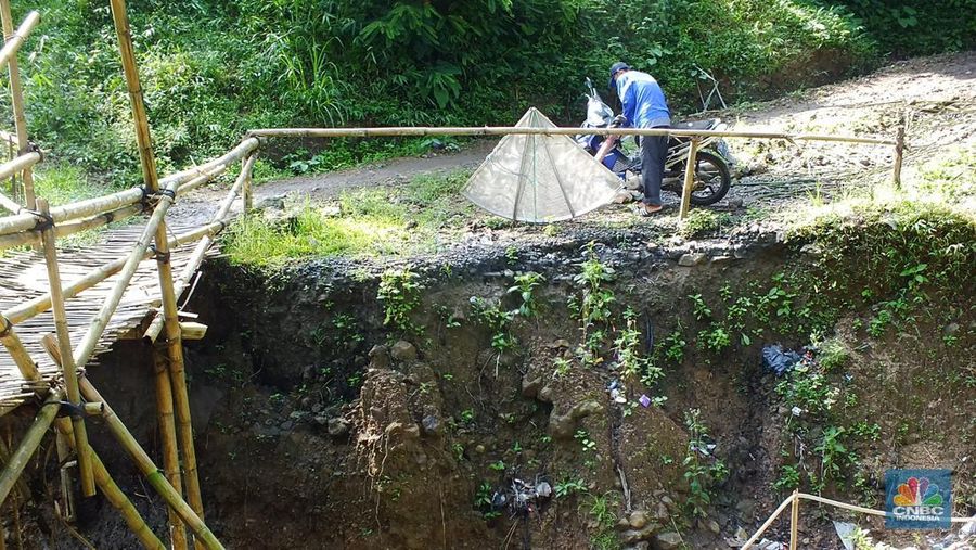 Jalan rusak di Jawa Barat Selatan. (CNBC Indonesia/Suhendra)