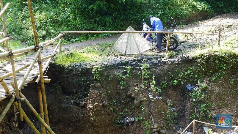 Jalan rusak di Jawa Barat Selatan. (CNBC Indonesia/Suhendra)