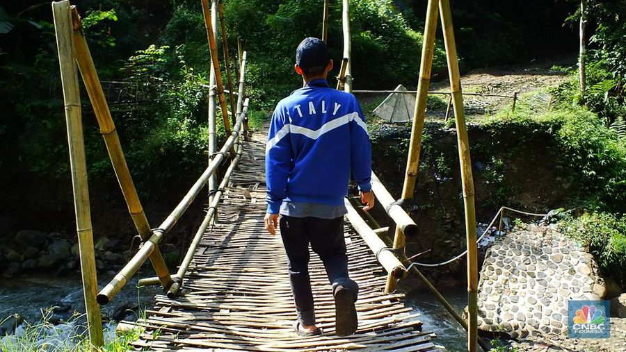 Jalan rusak di Jawa Barat Selatan. (CNBC Indonesia/Suhendra)